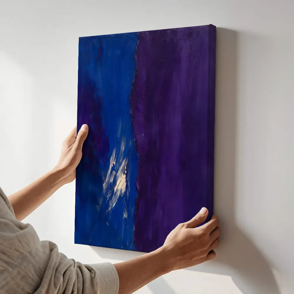 Sfeerimpressie: Verticale vlakken paletmes, kobalt en violet terwijl het aan de muur wordt gehangen