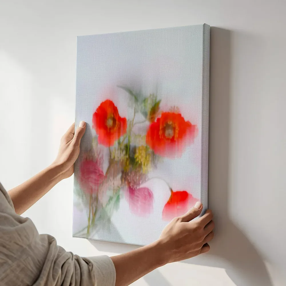 Sfeerimpressie: Vervagend boeket klaprozen terwijl het aan de muur wordt gehangen