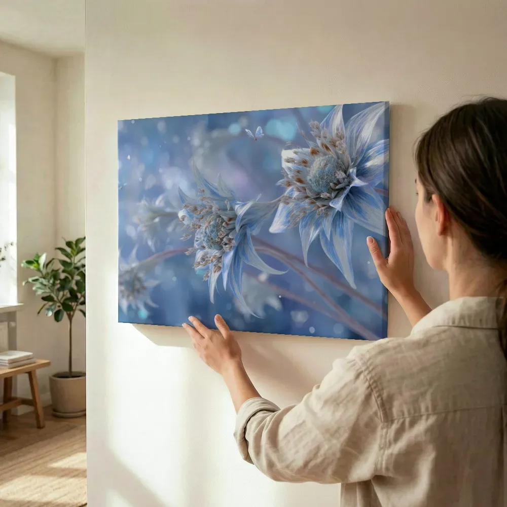Sfeerimpressie: Verweerde sterdistels in blauwe gloed terwijl het wordt opgehangen