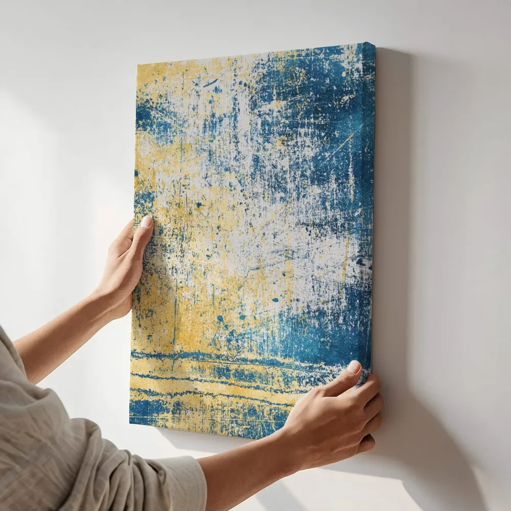 Sfeerimpressie: Verweerde textuur in blauw en goud terwijl het aan de muur wordt gehangen