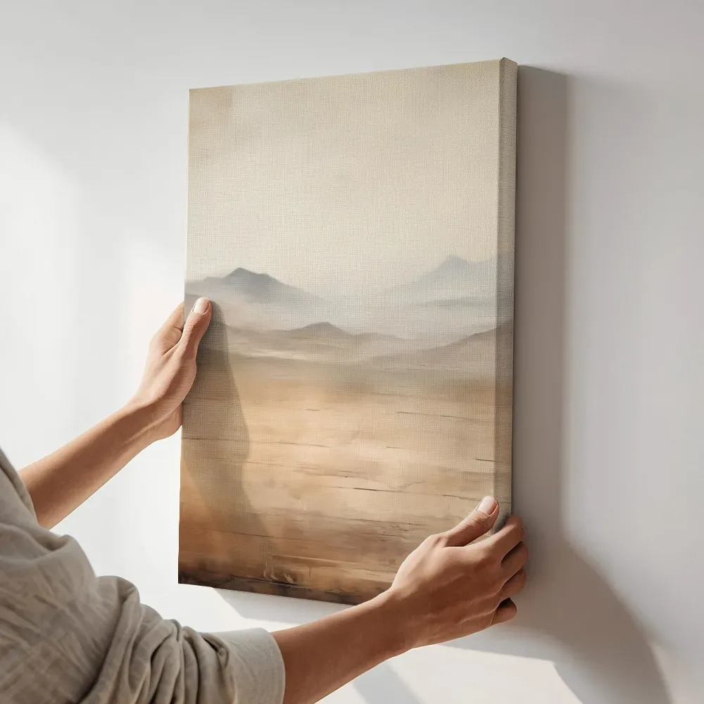 Sfeerimpressie: Verweerde vlakte in mist terwijl het aan de muur wordt gehangen