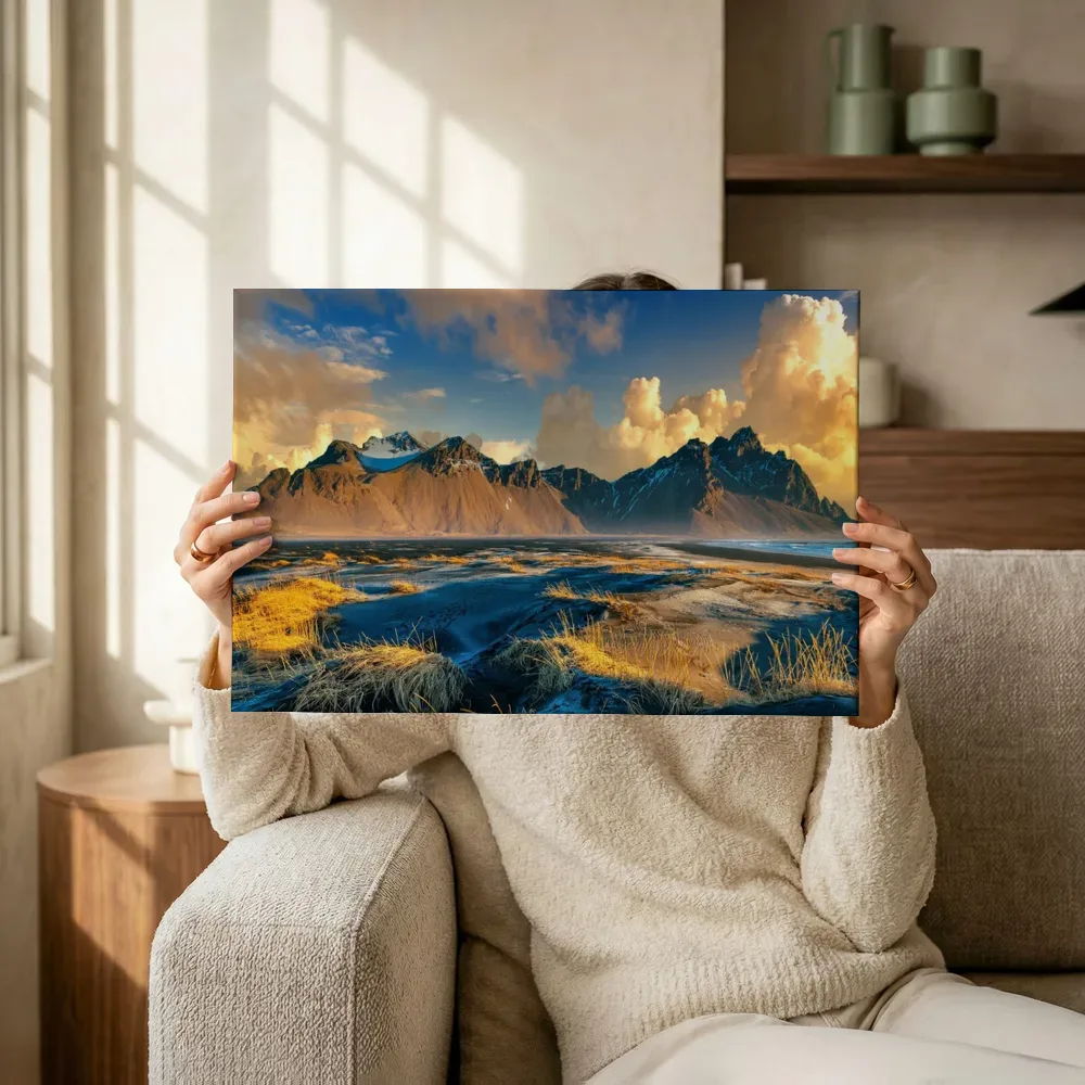 Sfeerimpressie: Vestrahorn berg bij zonsopgang terwijl het omhoog wordt gehouden