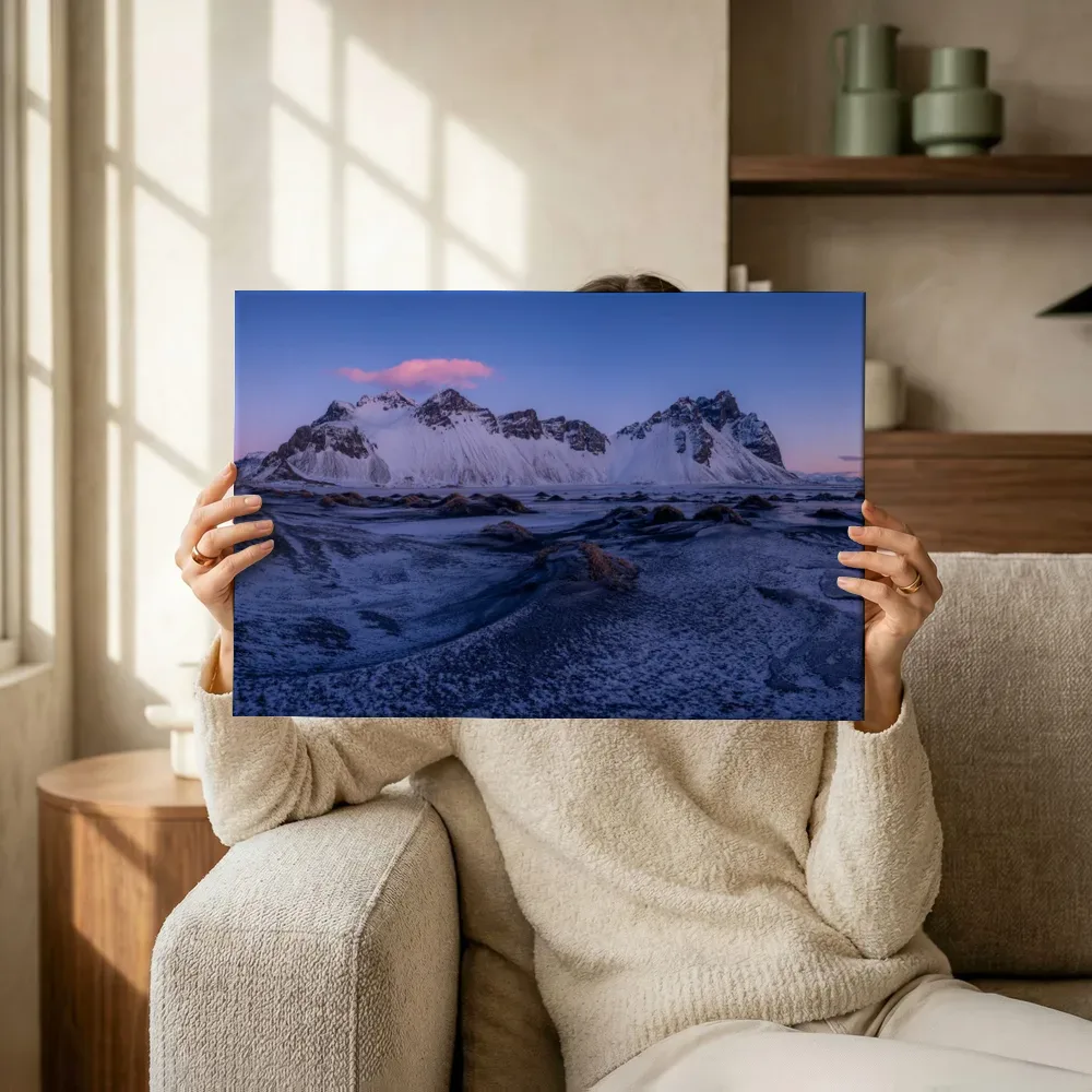 Sfeerimpressie: Vestrahorn bergketen bij zonsopkomst terwijl het omhoog wordt gehouden