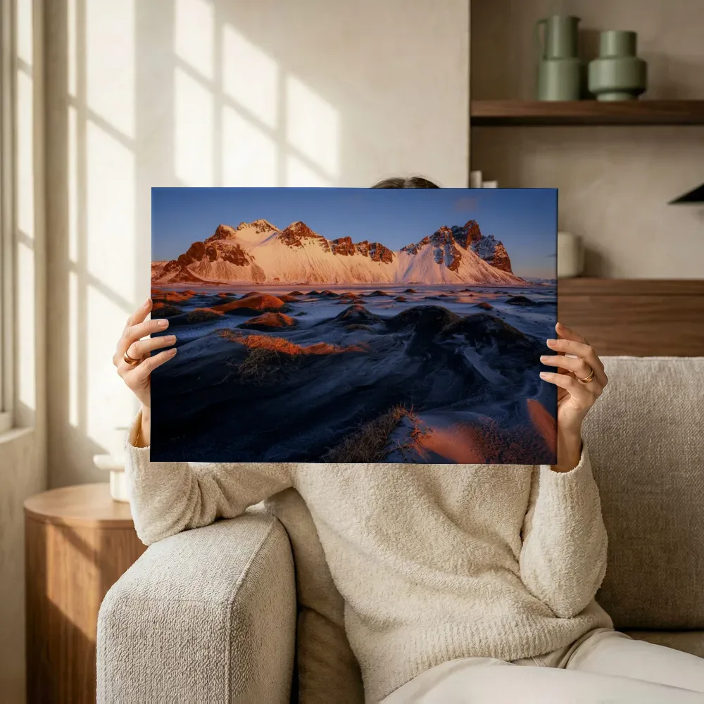 Sfeerimpressie: Vestrahorn bergketen boven zwart lavastrand terwijl het omhoog wordt gehouden