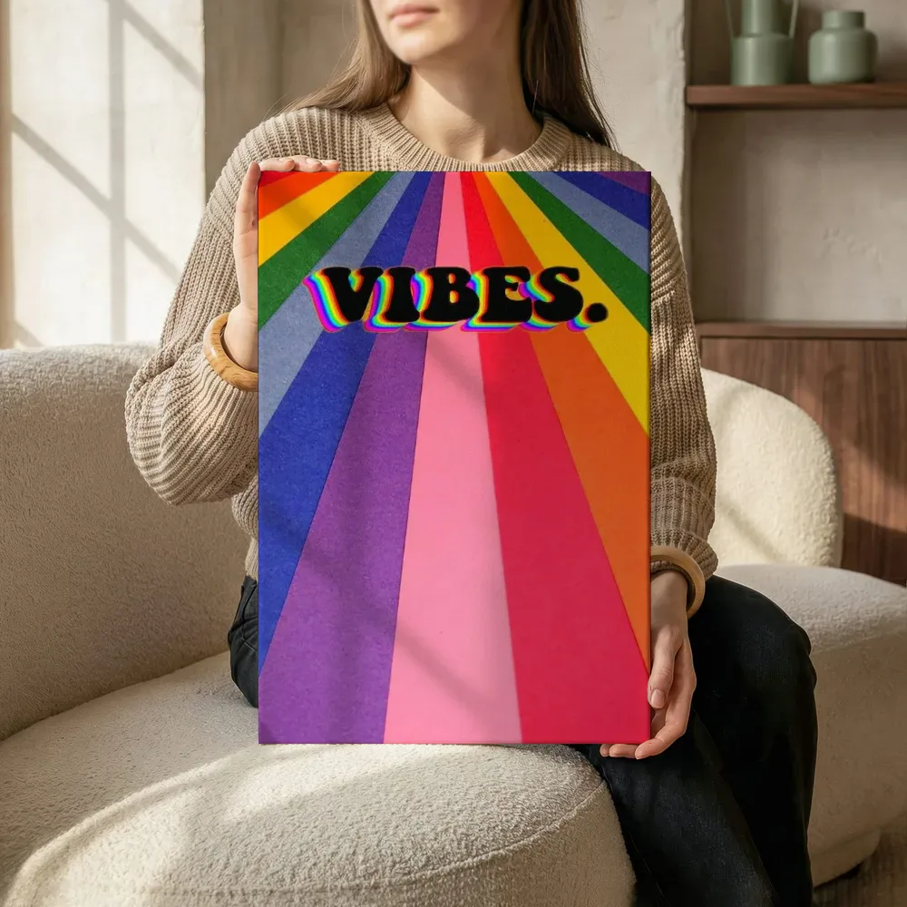 Sfeerimpressie: Vibes regenboog typografie terwijl het zittend wordt getoond