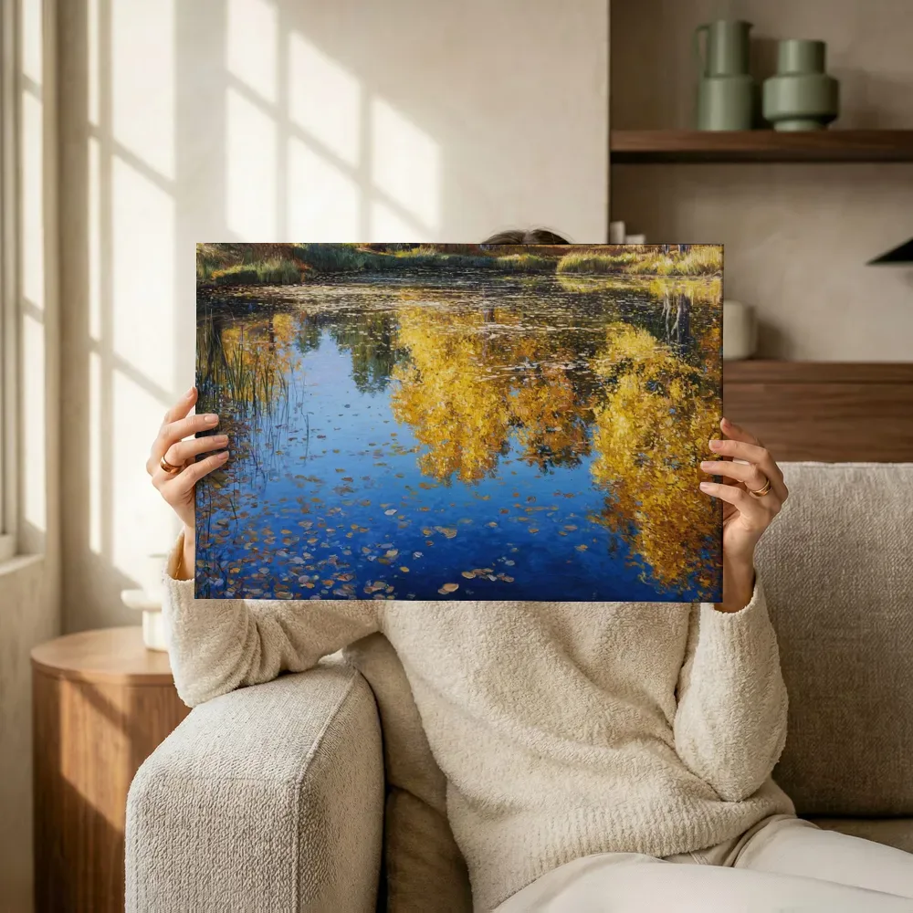 Sfeerimpressie: Vijver met riet en herfstspiegeling terwijl het omhoog wordt gehouden