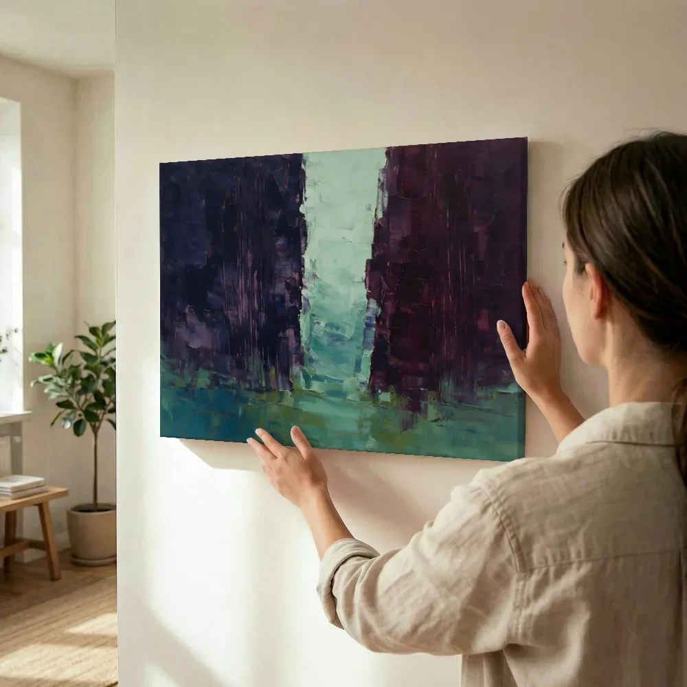 Sfeerimpressie: Violetzwart en mint met lichtspleet terwijl het wordt opgehangen