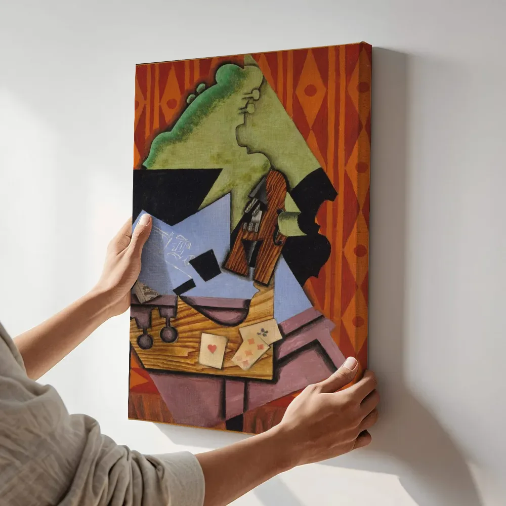 Sfeerimpressie: Viool en speelkaarten op een tafel van Juan Gris terwijl het aan de muur wordt gehangen