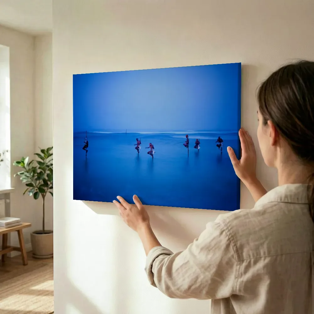 Sfeerimpressie: Vissers in het blauwe avondlicht terwijl het wordt opgehangen