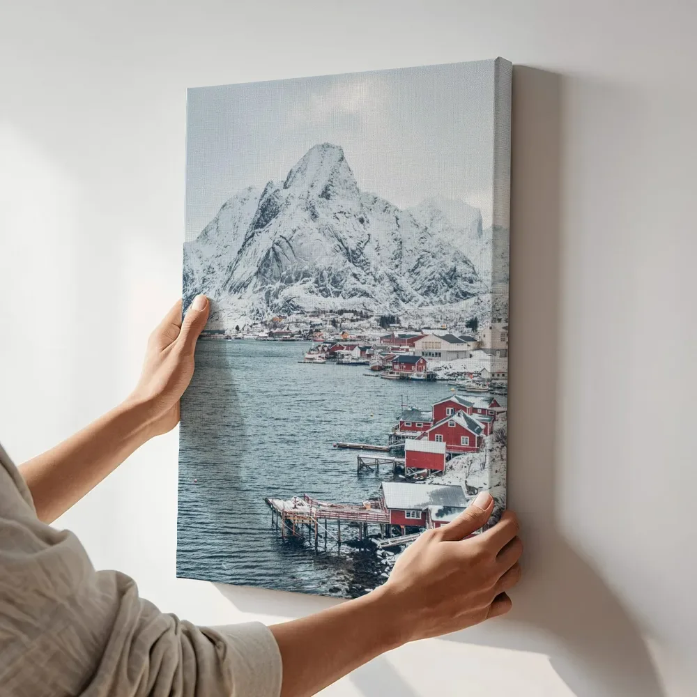 Sfeerimpressie: Besneeuwd vissersdorp aan de fjord terwijl het aan de muur wordt gehangen