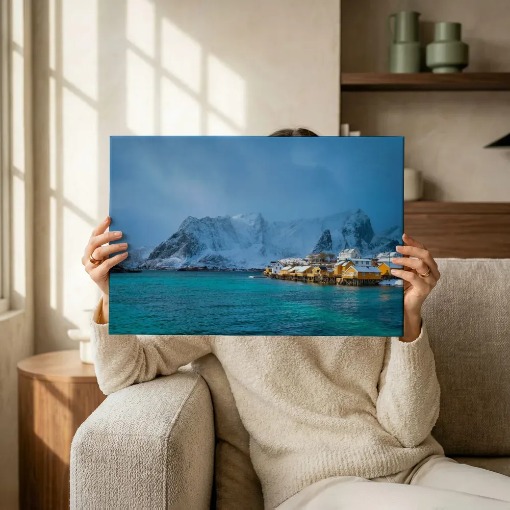 Sfeerimpressie: Vissersdorp Reine in de Lofoten terwijl het omhoog wordt gehouden