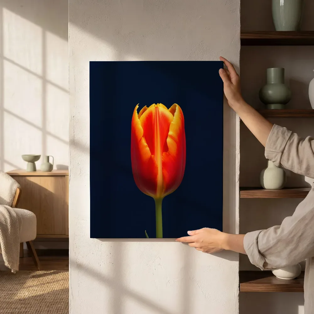 Sfeerimpressie: Vlammende tulp in spotlight naast de kast