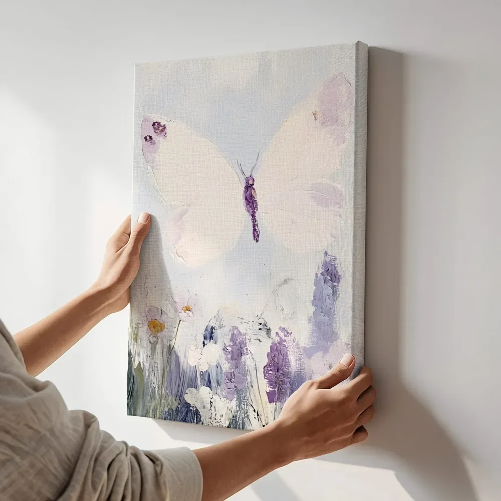 Sfeerimpressie: Vlinder boven lavendel terwijl het aan de muur wordt gehangen