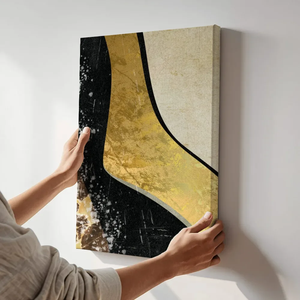 Sfeerimpressie: Vloeiende banden in zwart, goud en crème terwijl het aan de muur wordt gehangen