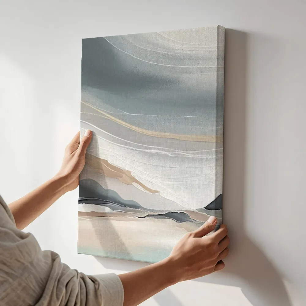 Sfeerimpressie: Vloeiende horizon in grijs en zand terwijl het aan de muur wordt gehangen