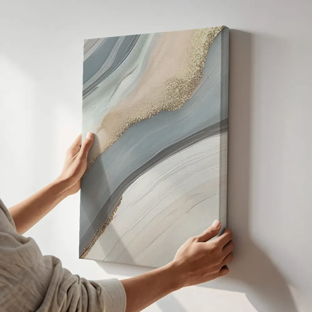 Sfeerimpressie: Vloeiende linten in grijs en goud terwijl het aan de muur wordt gehangen