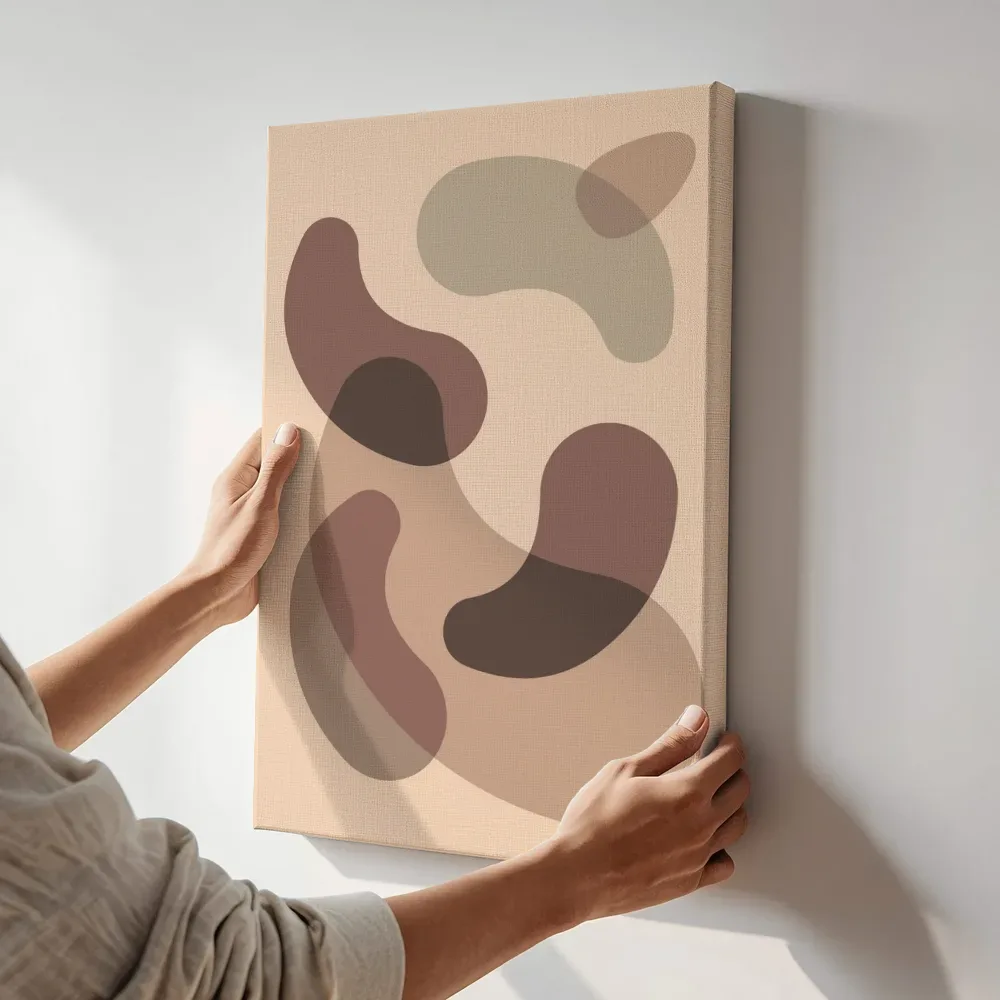 Sfeerimpressie: Vloeiende vormen in terracotta terwijl het aan de muur wordt gehangen