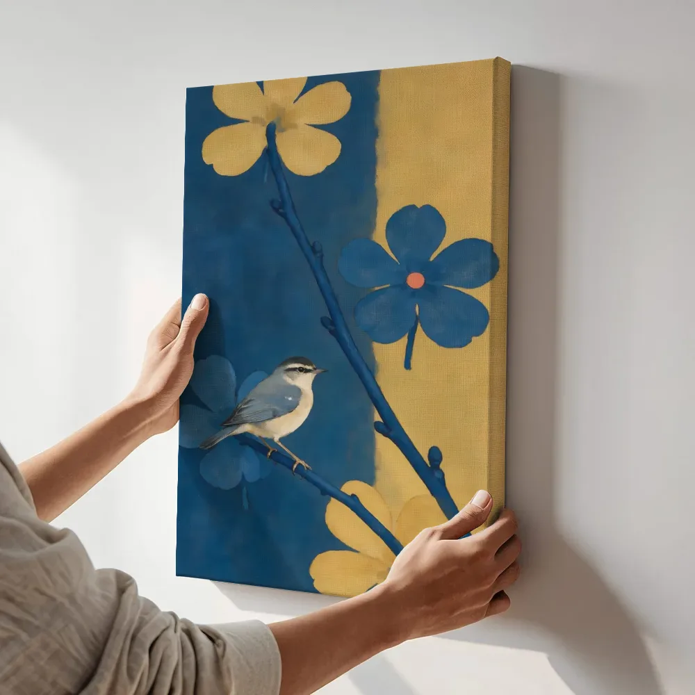 Sfeerimpressie: Vogel op een tak in kobalt en oker terwijl het aan de muur wordt gehangen
