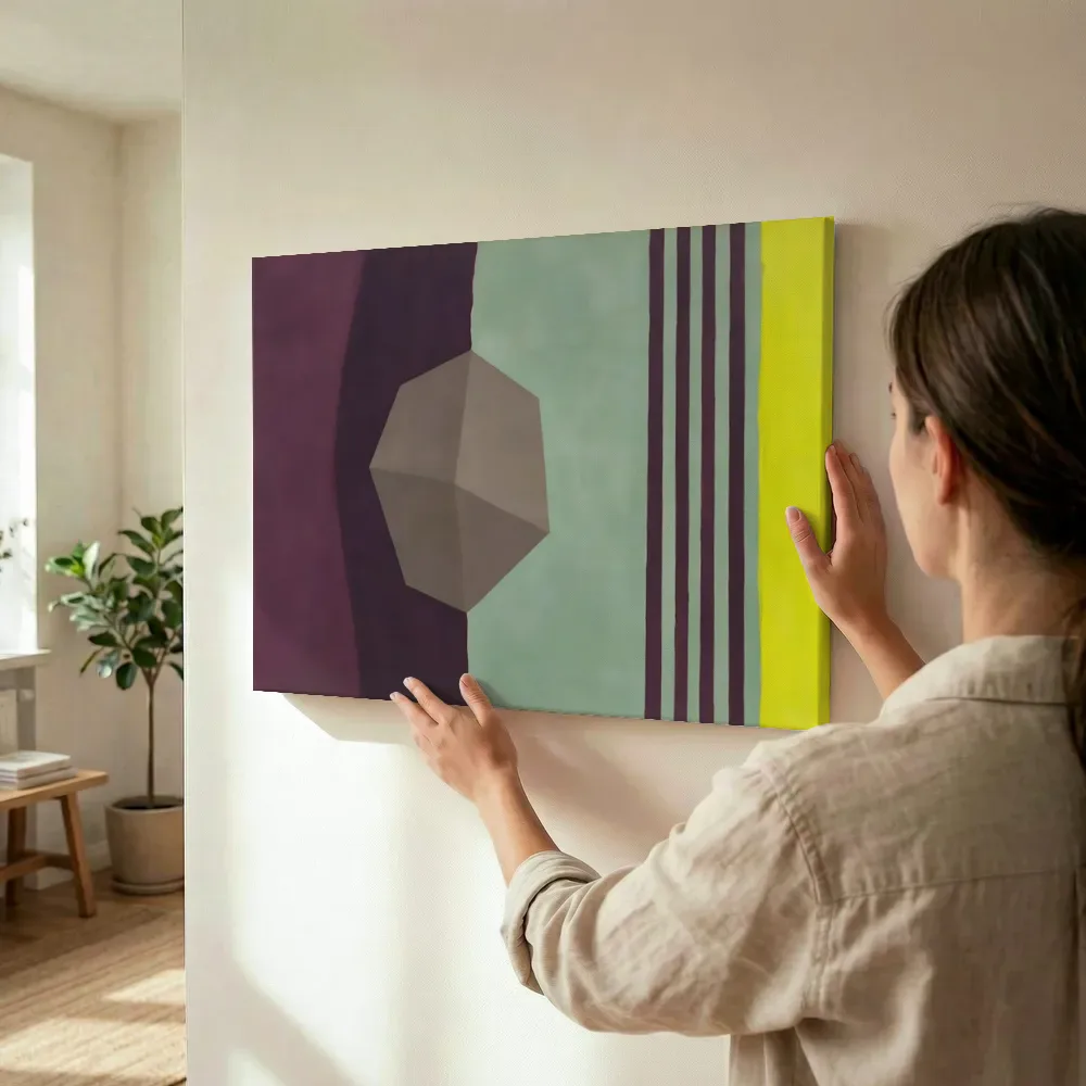 Sfeerimpressie: Vormen in evenwicht in aubergine en mint terwijl het wordt opgehangen
