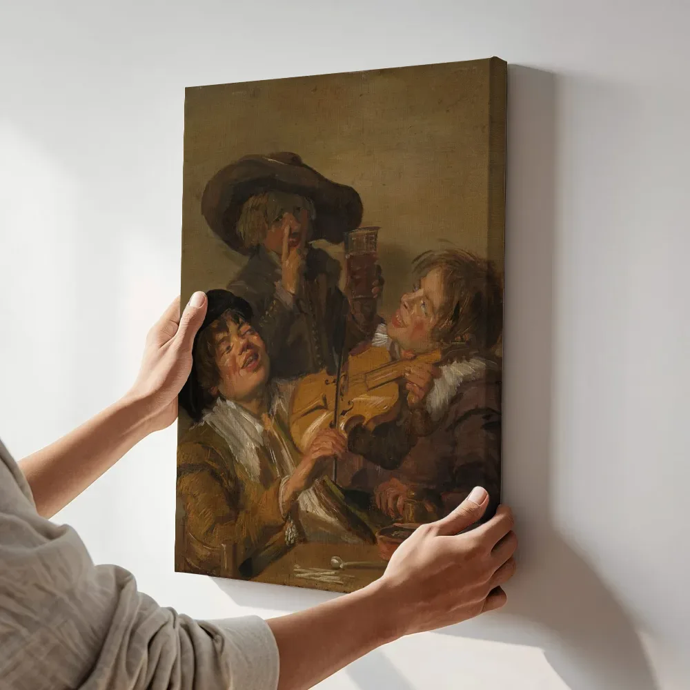 Sfeerimpressie: Vrolijk gezelschap van drie jongens met een viool van Judith Leyster terwijl het aan de muur wordt gehangen