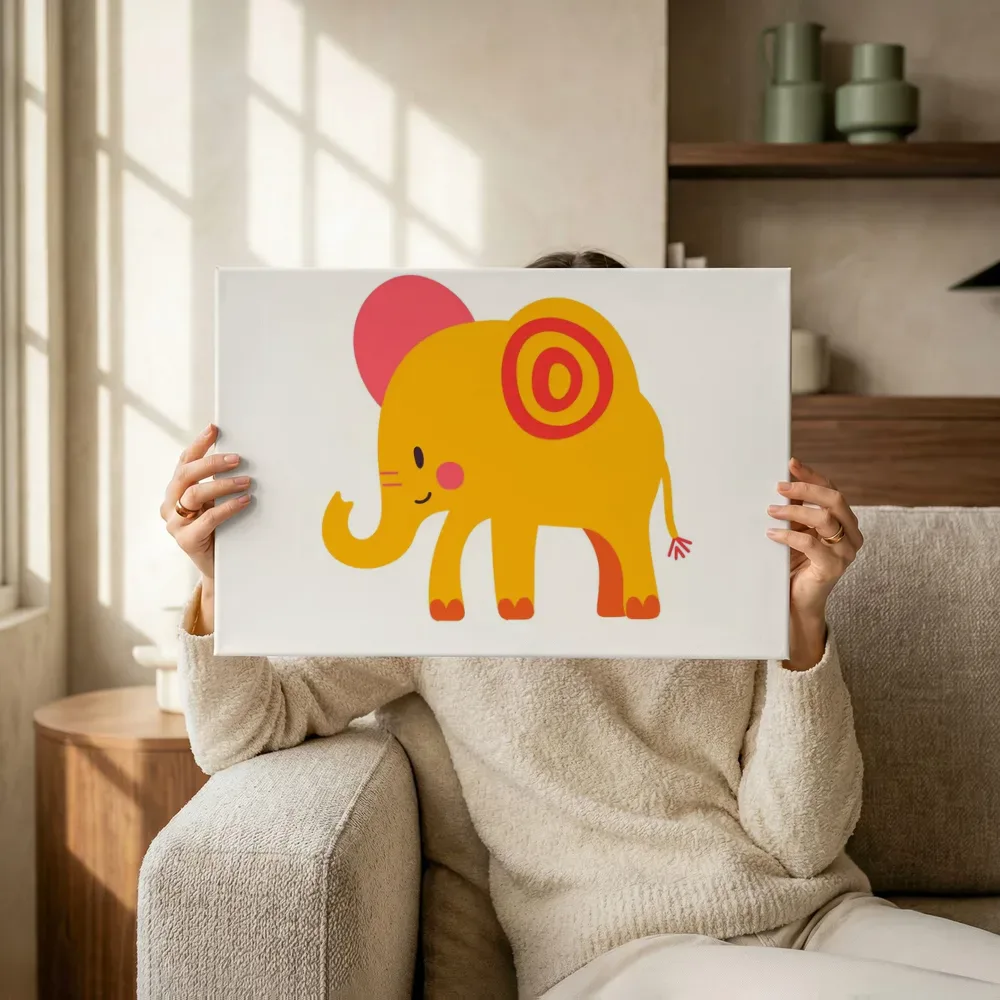 Sfeerimpressie: Vrolijke gele olifant terwijl het omhoog wordt gehouden