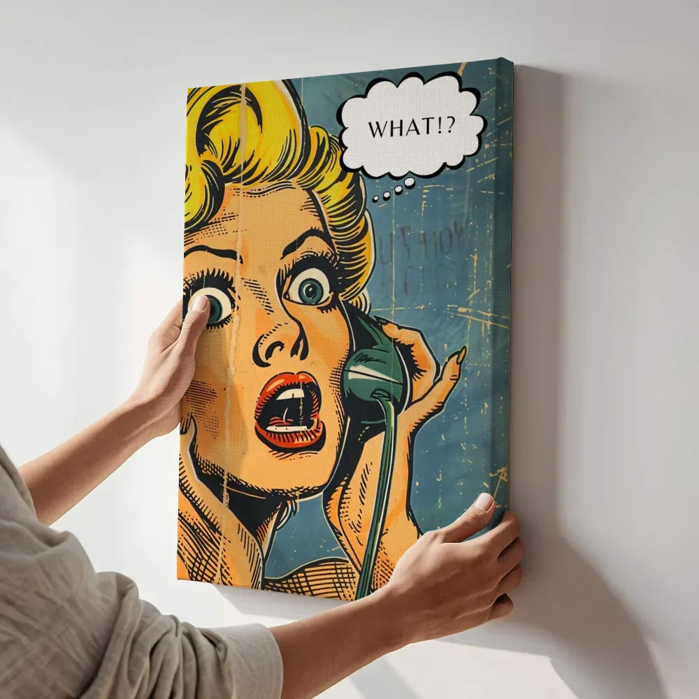 Sfeerimpressie: Vintage comic vrouw aan de telefoon terwijl het aan de muur wordt gehangen