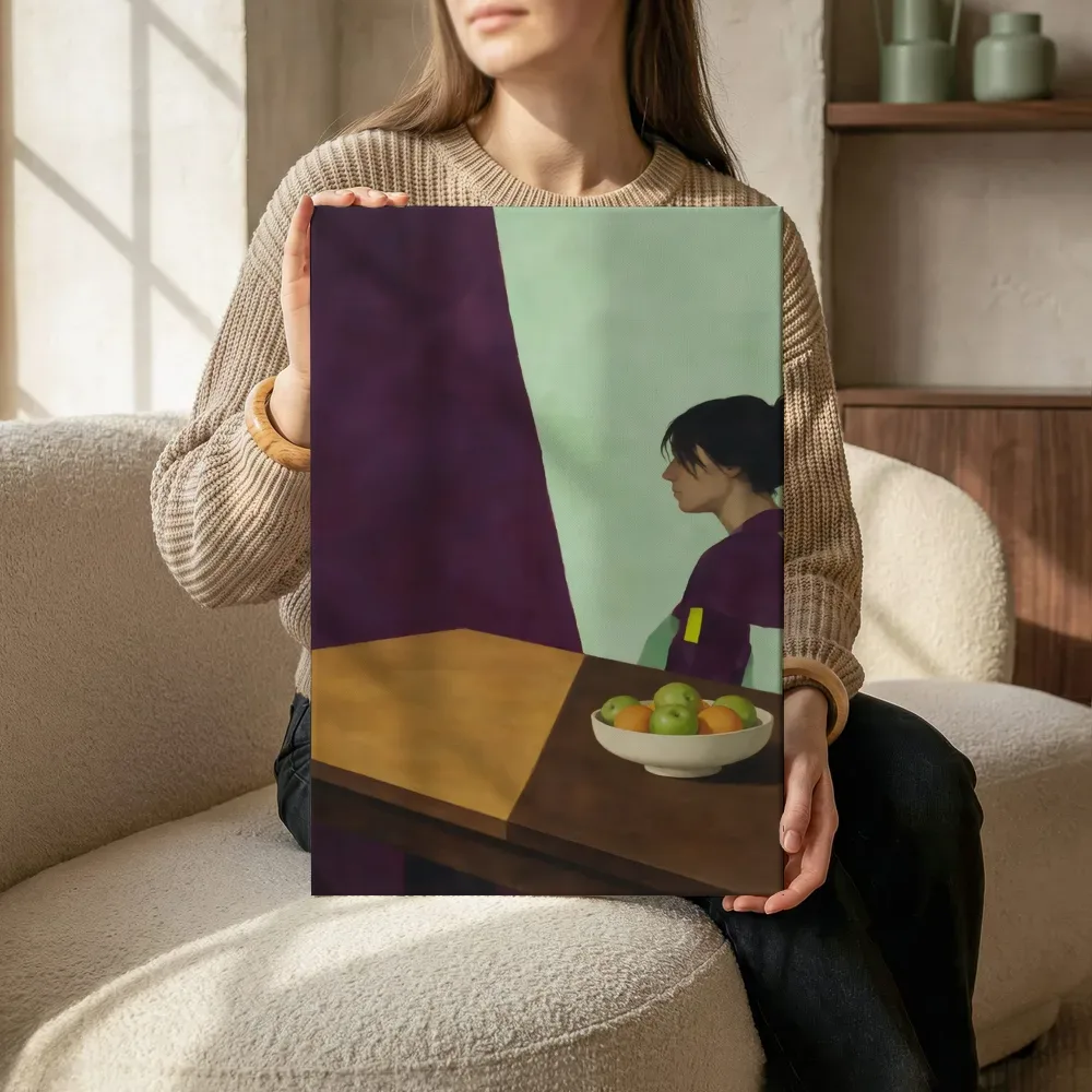 Sfeerimpressie: Vrouw bij een tafel met fruit in aubergine en mint terwijl het zittend wordt getoond