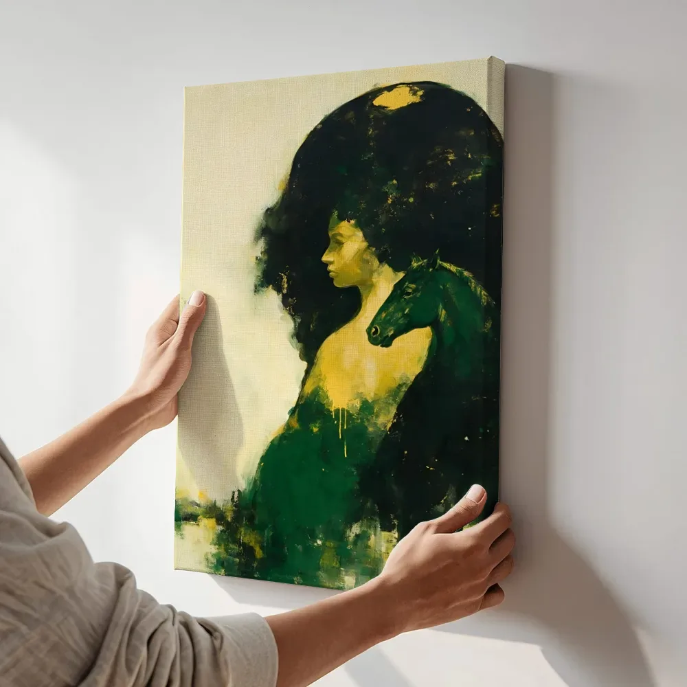 Sfeerimpressie: Vrouw in donkergroen terwijl het aan de muur wordt gehangen