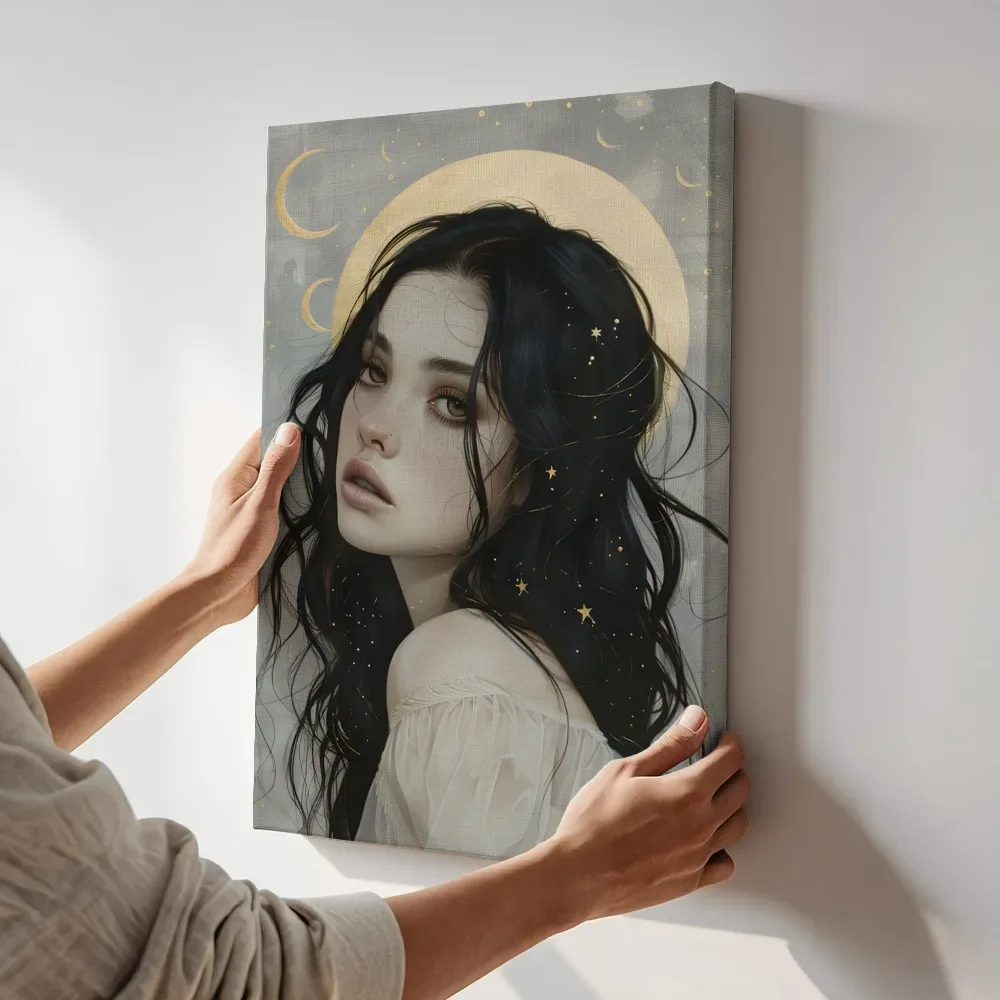 Sfeerimpressie: Vrouw onder de gouden maan terwijl het aan de muur wordt gehangen
