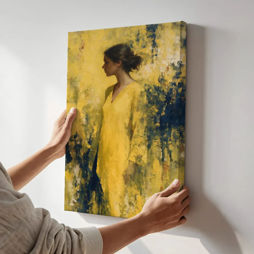 Sfeerimpressie: Vrouw half opgelost in geel terwijl het aan de muur wordt gehangen