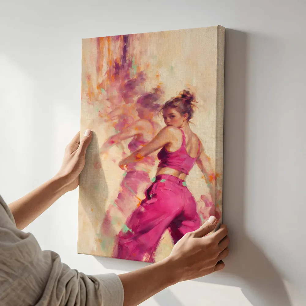 Sfeerimpressie: Vrouw in beweging, magenta terwijl het aan de muur wordt gehangen