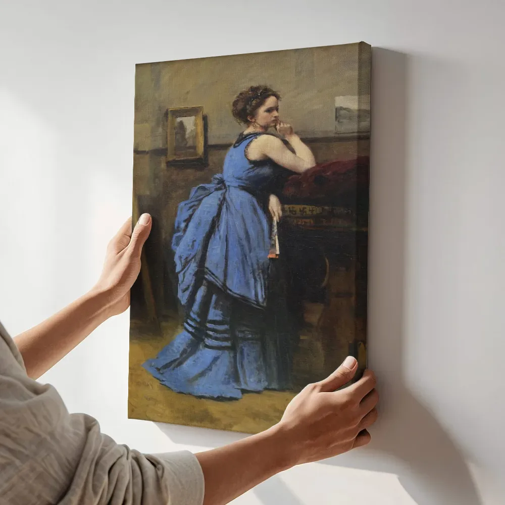 Sfeerimpressie: Vrouw in blauwe japon van Jean-Baptiste Camille Corot terwijl het aan de muur wordt gehangen