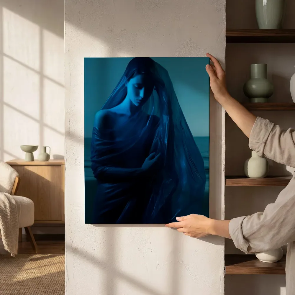 Sfeerimpressie: Vrouw in blauw naast de kast