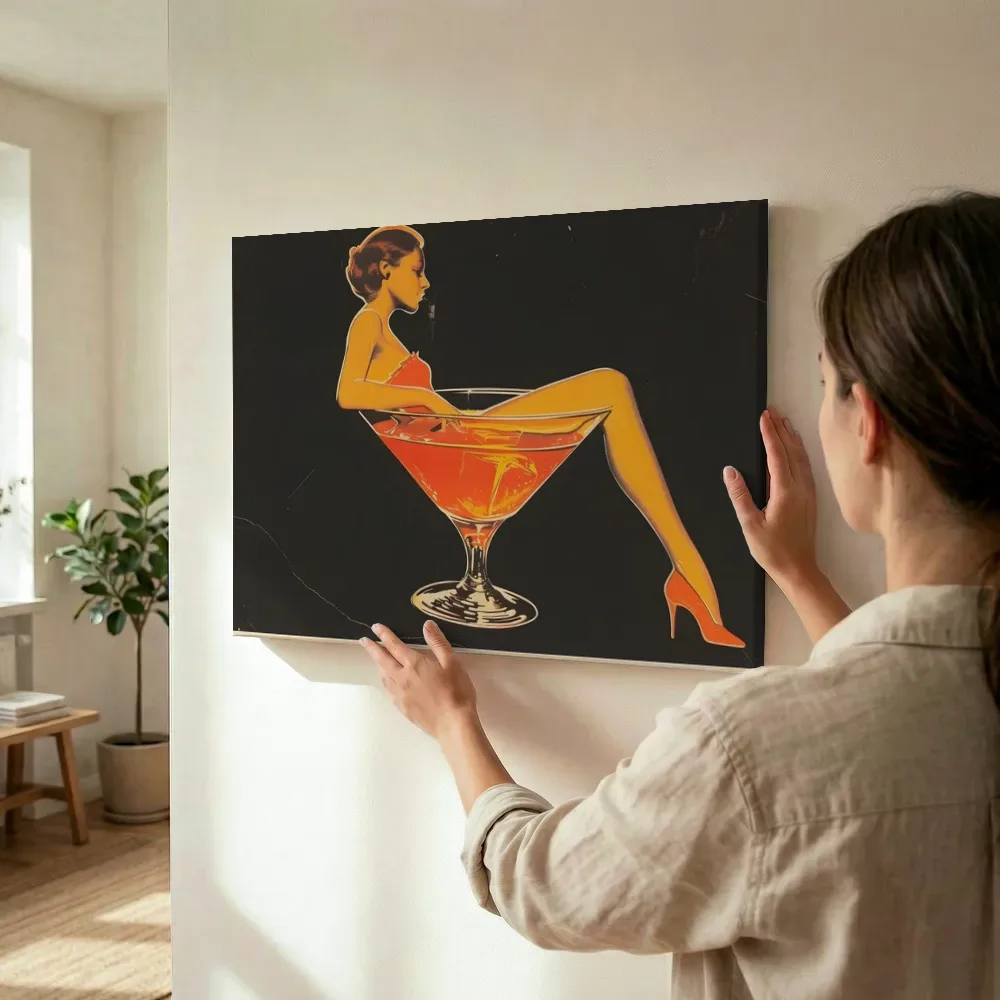 Sfeerimpressie: Vrouw in cocktailglas pop art terwijl het wordt opgehangen