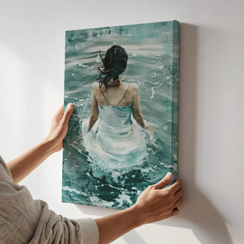 Sfeerimpressie: Vrouw in de golven op de rug gezien terwijl het aan de muur wordt gehangen