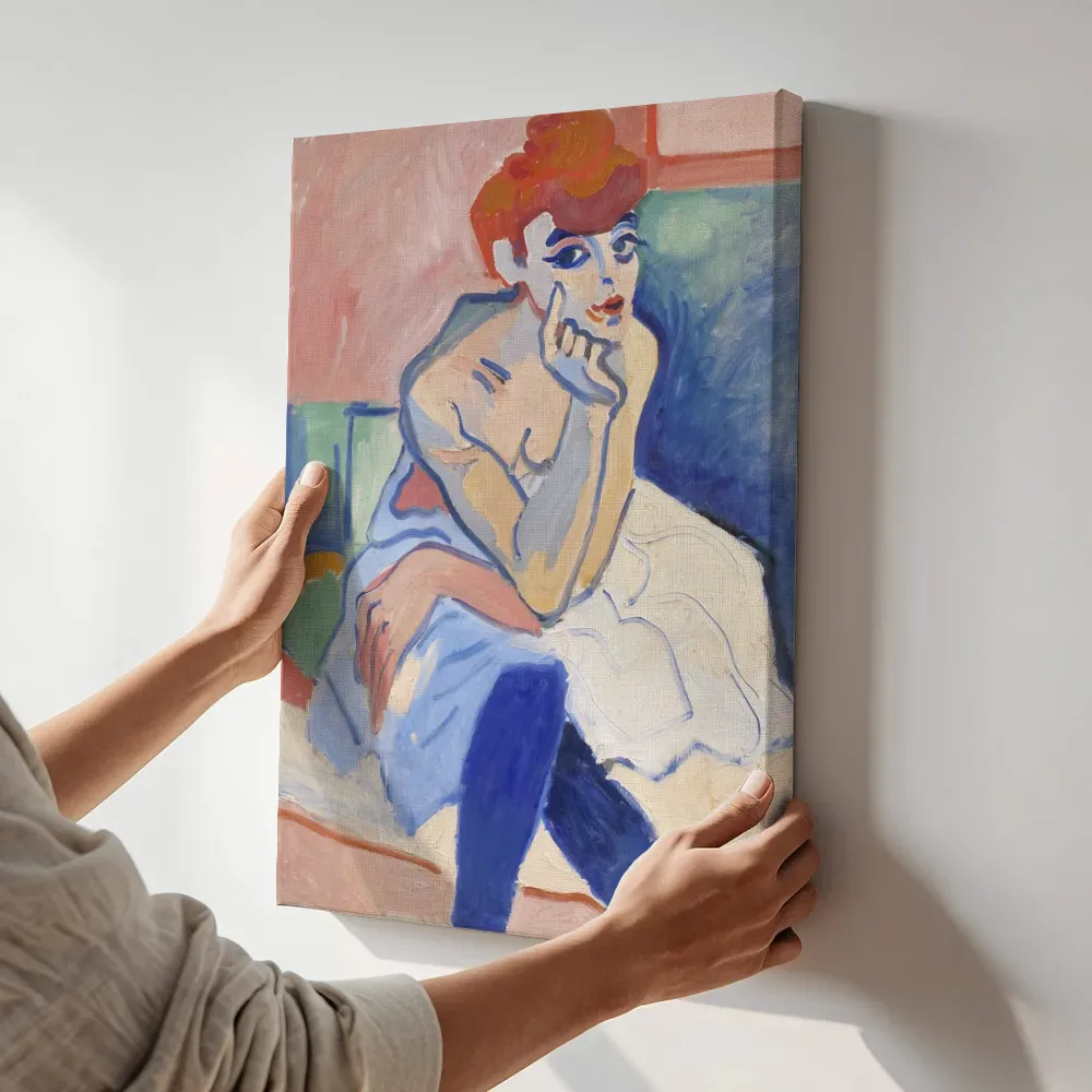 Sfeerimpressie: Vrouw in een chemise van Andre Derain terwijl het aan de muur wordt gehangen