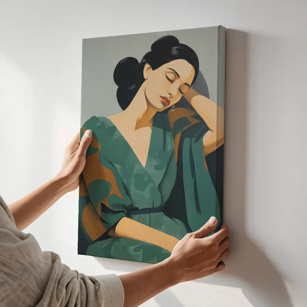 Sfeerimpressie: Vrouw in groene kimono met gesloten ogen terwijl het aan de muur wordt gehangen