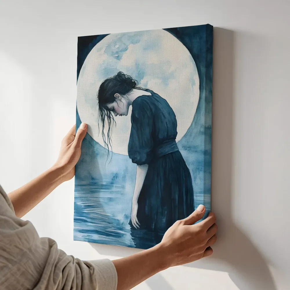 Sfeerimpressie: Vrouw bij de maan terwijl het aan de muur wordt gehangen