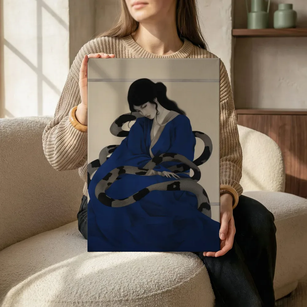 Sfeerimpressie: Vrouw in kimono met slang terwijl het zittend wordt getoond