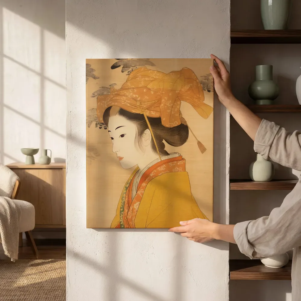 Sfeerimpressie: Vrouw in okergele kimono terwijl het zittend wordt getoond