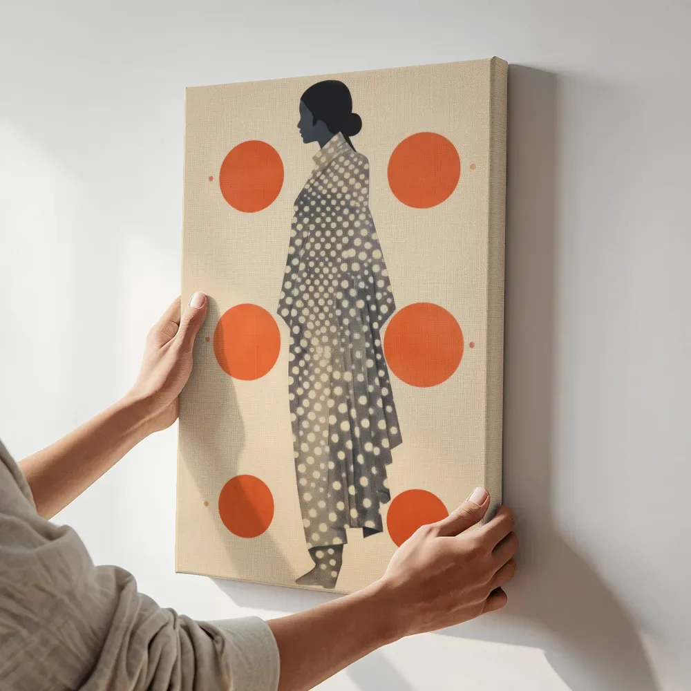 Sfeerimpressie: Vrouw in profiel ten voeten uit met stippen terwijl het aan de muur wordt gehangen