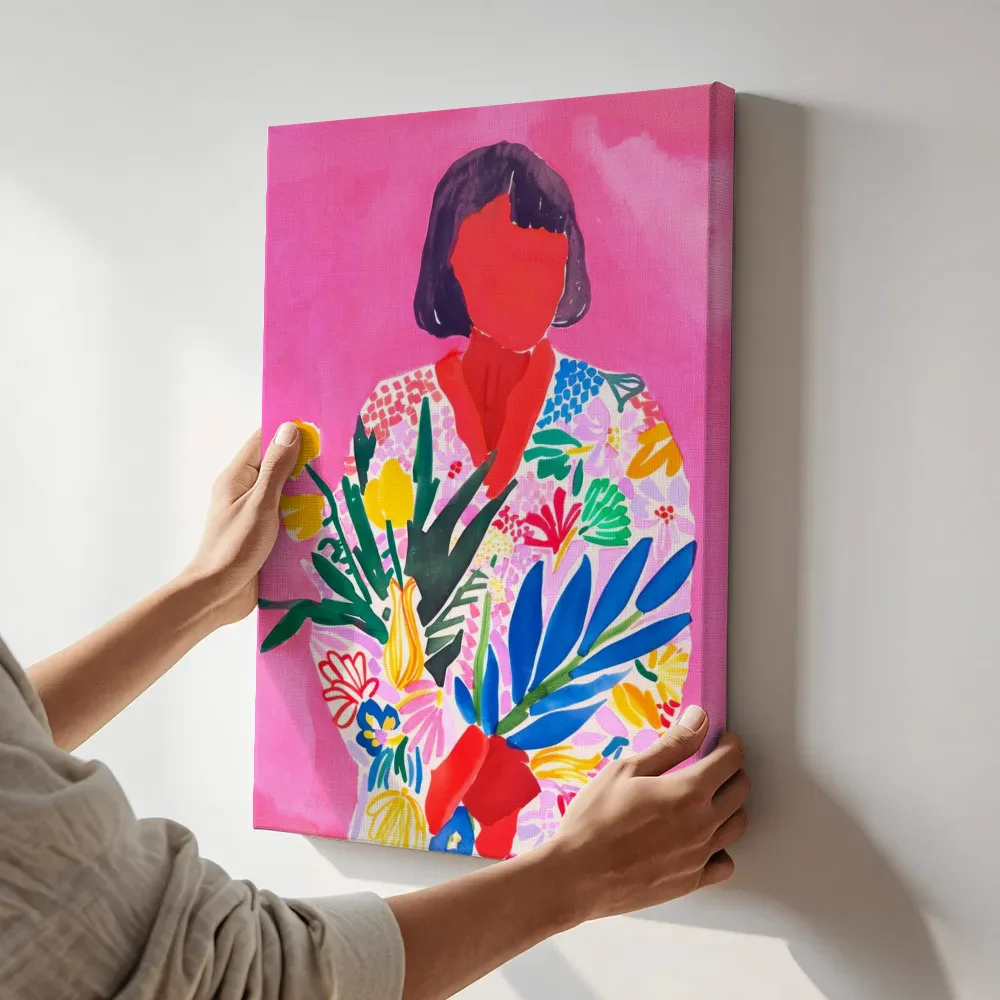 Sfeerimpressie: Vrouw in roze jurk met bloemenprint terwijl het aan de muur wordt gehangen