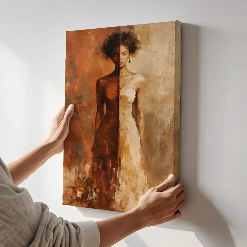 Sfeerimpressie: Vrouw in twee kleurzones, terracotta terwijl het aan de muur wordt gehangen