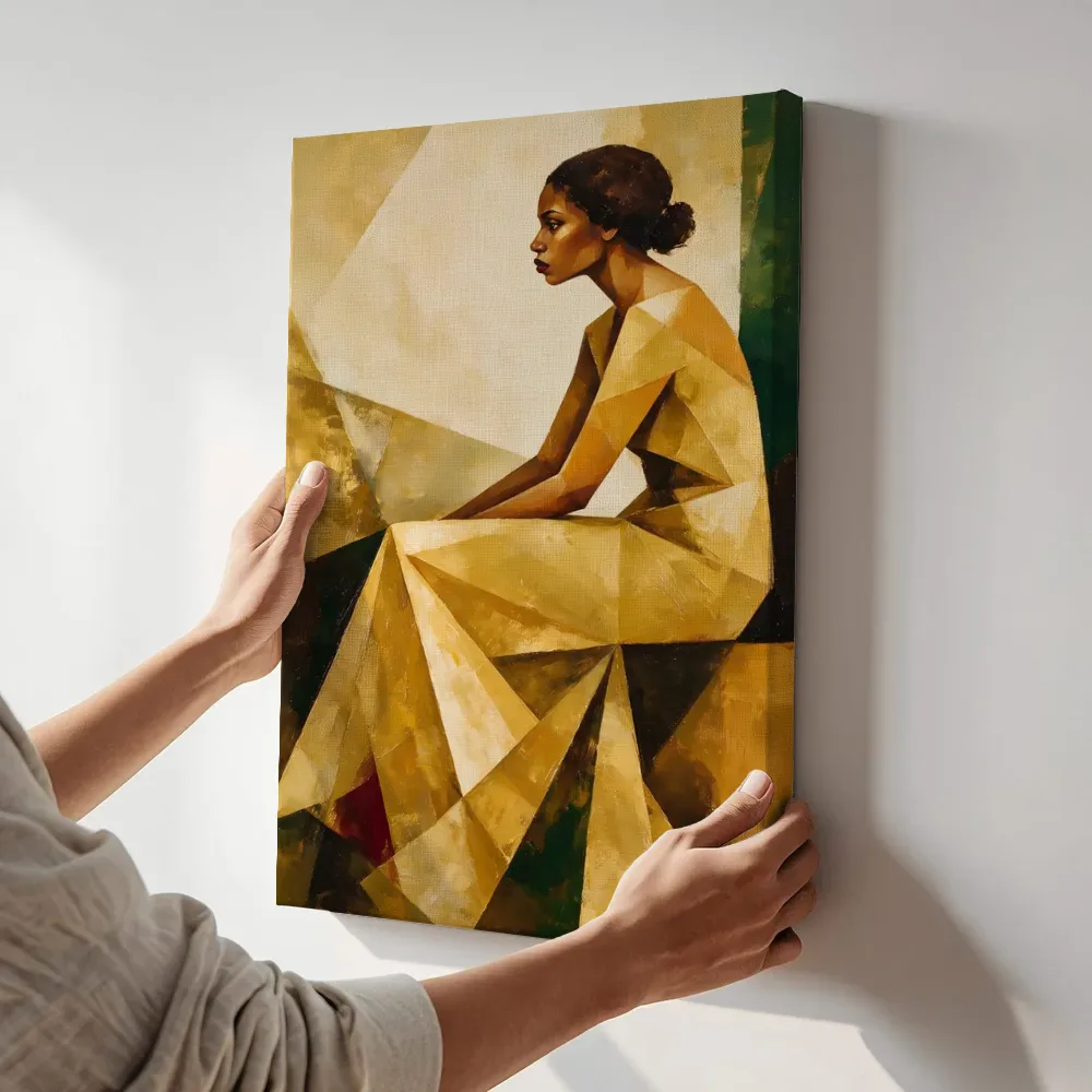 Sfeerimpressie: Vrouw in vlakken, goud terwijl het aan de muur wordt gehangen