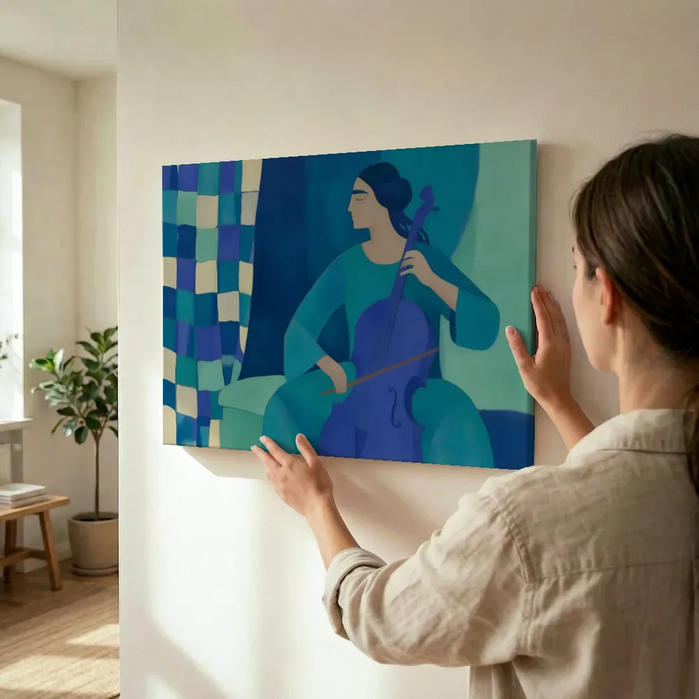 Sfeerimpressie: Vrouw met cello in koele kleuren bij elkaar terwijl het wordt opgehangen