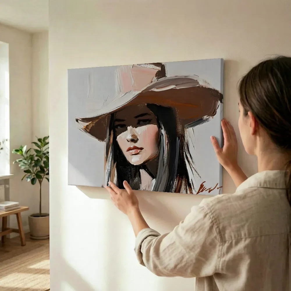 Sfeerimpressie: Vrouw met cowboyhoed portret terwijl het wordt opgehangen