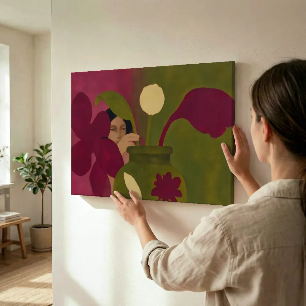 Sfeerimpressie: Vrouw met een vaas bloemen in magenta en olijf terwijl het wordt opgehangen