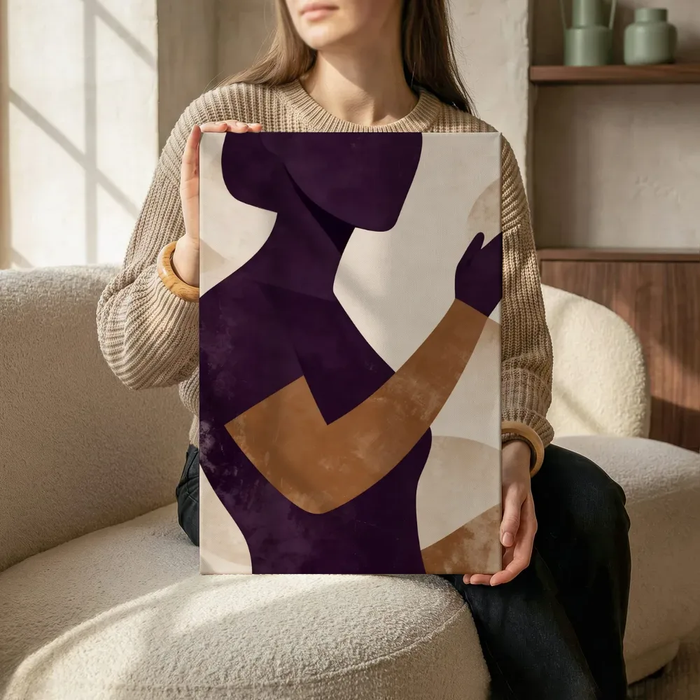 Sfeerimpressie: Vrouw met geheven arm in aubergine terwijl het zittend wordt getoond