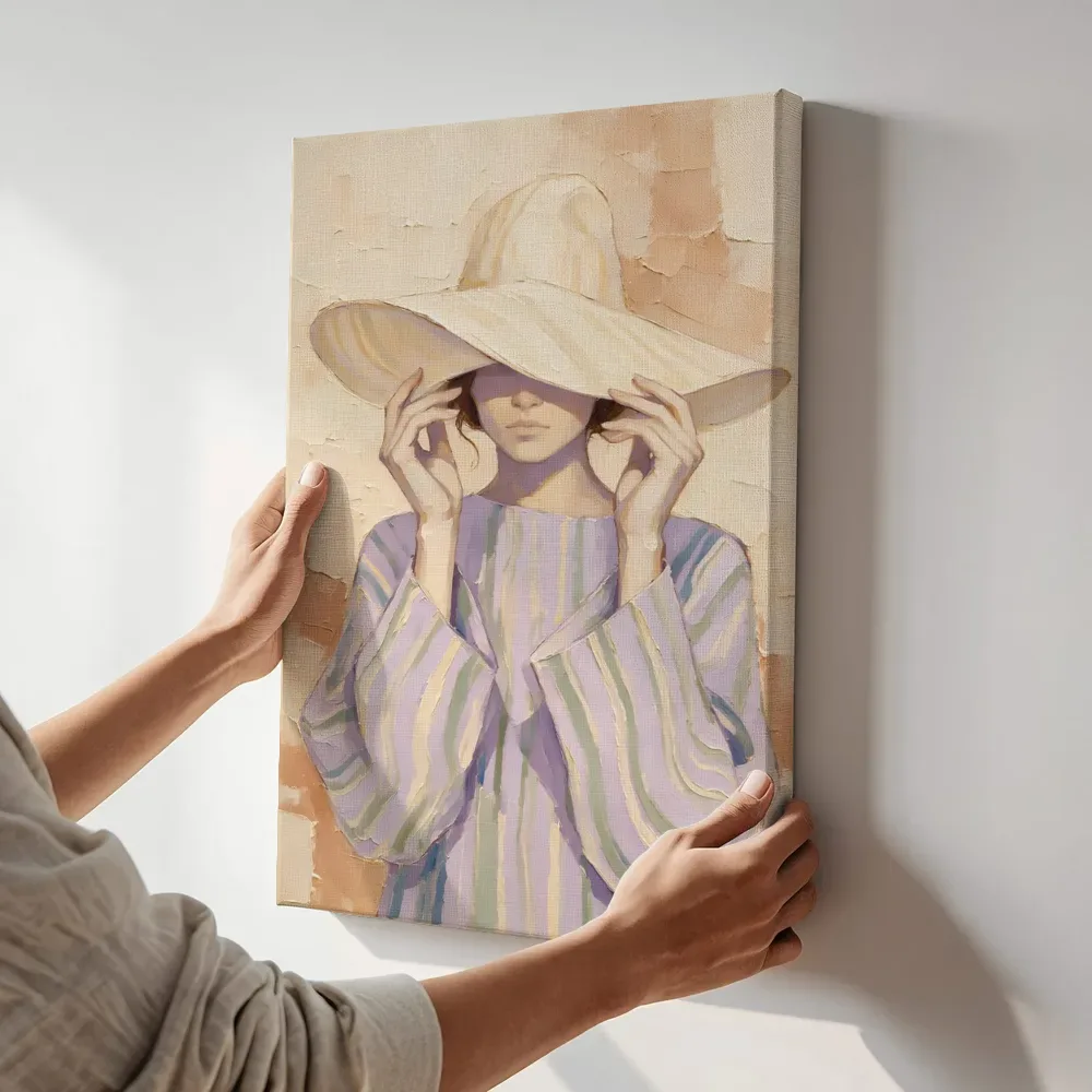 Sfeerimpressie: Vrouw met hoed, olieverf in donker lavendelvelden terwijl het aan de muur wordt gehangen