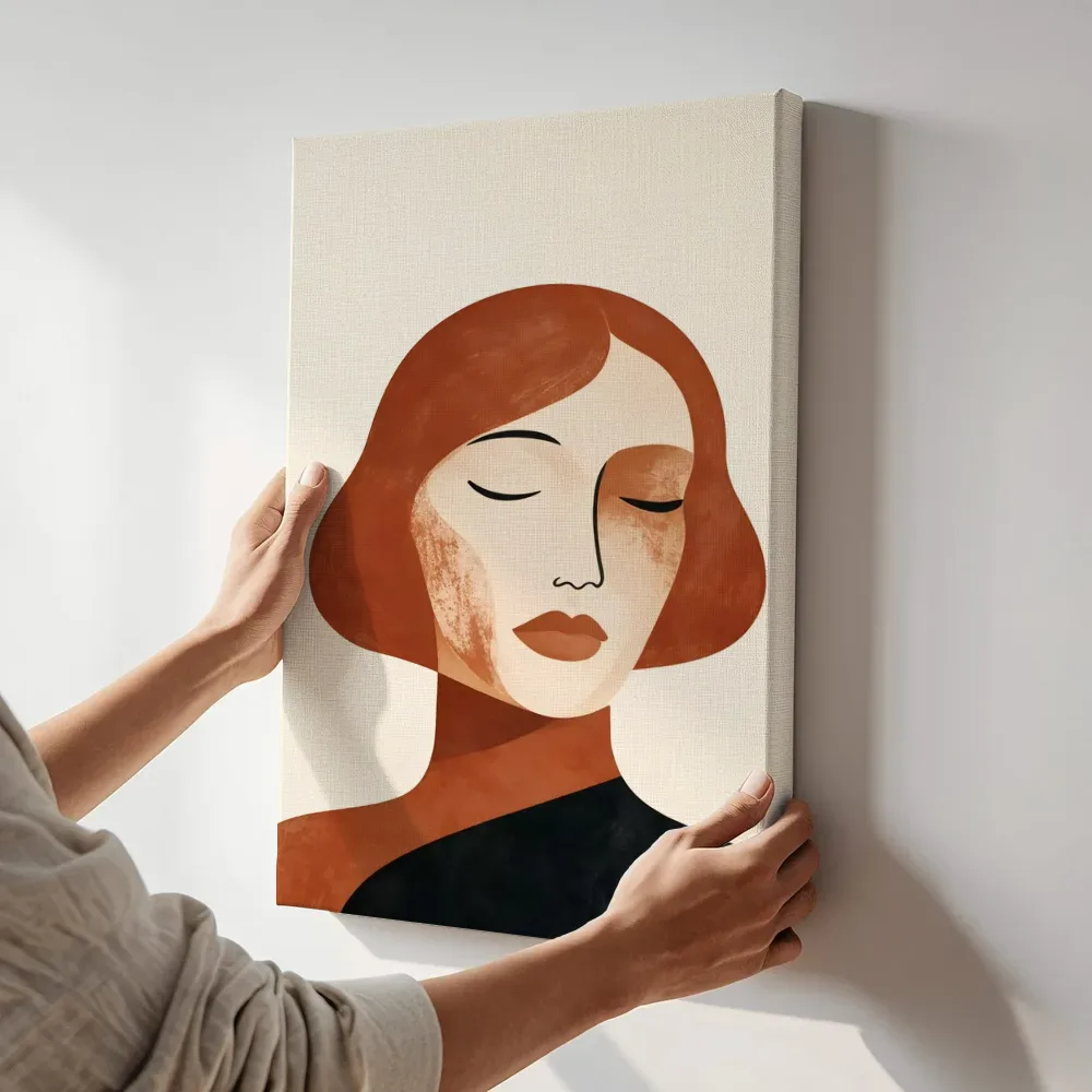Sfeerimpressie: Vrouw met hoge kraag in terracotta terwijl het aan de muur wordt gehangen